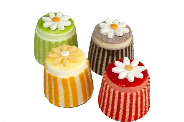 cocktail-gateaux-with-daisies66B0859B-1659-0A96-1AF7-24B8CE87641C.jpg